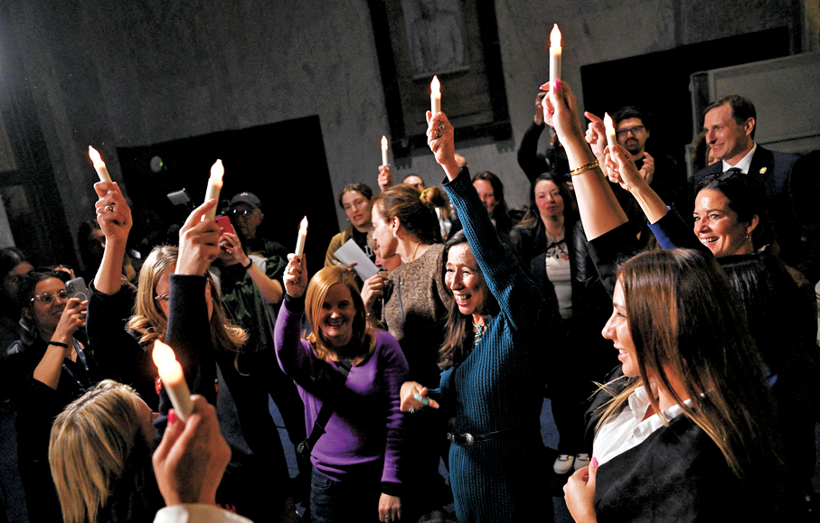 ●淫媒案受害者及民眾在國會慶祝法案獲通過。路透社
