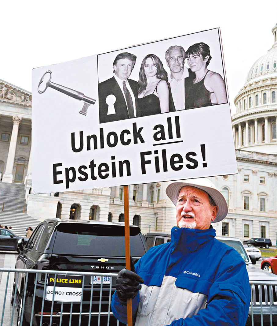 ●抗議人士舉牌要求公開所有文件。法新社