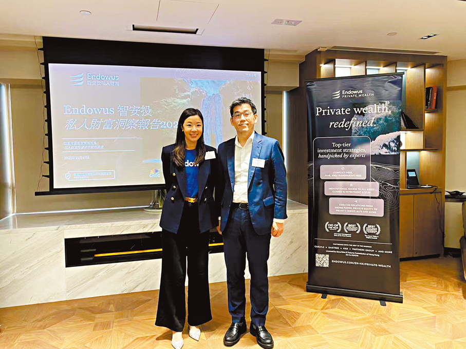 ●左為香港業務主管袁洪欣，右為首席投資總監丁郁。 香港文匯報記者孫曉旭  攝