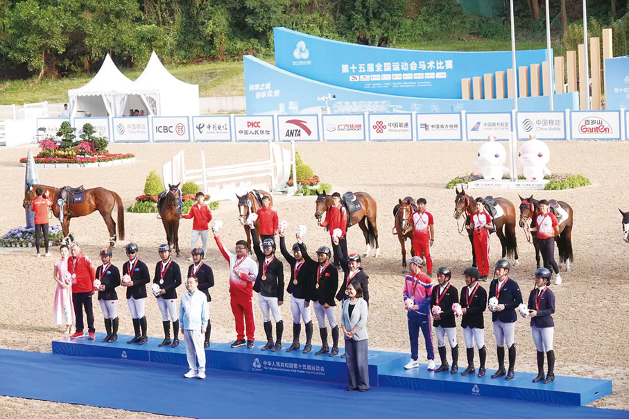●在深圳光明國際馬術中心舉行的馬術賽事頒獎典禮現場。