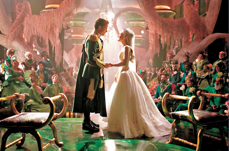 ●葛琳達與費耶羅王子（Jonathan Bailey飾演）結婚場面。