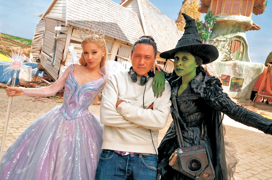 ●導演朱浩偉（中）同兩位女演員老友鬼鬼。