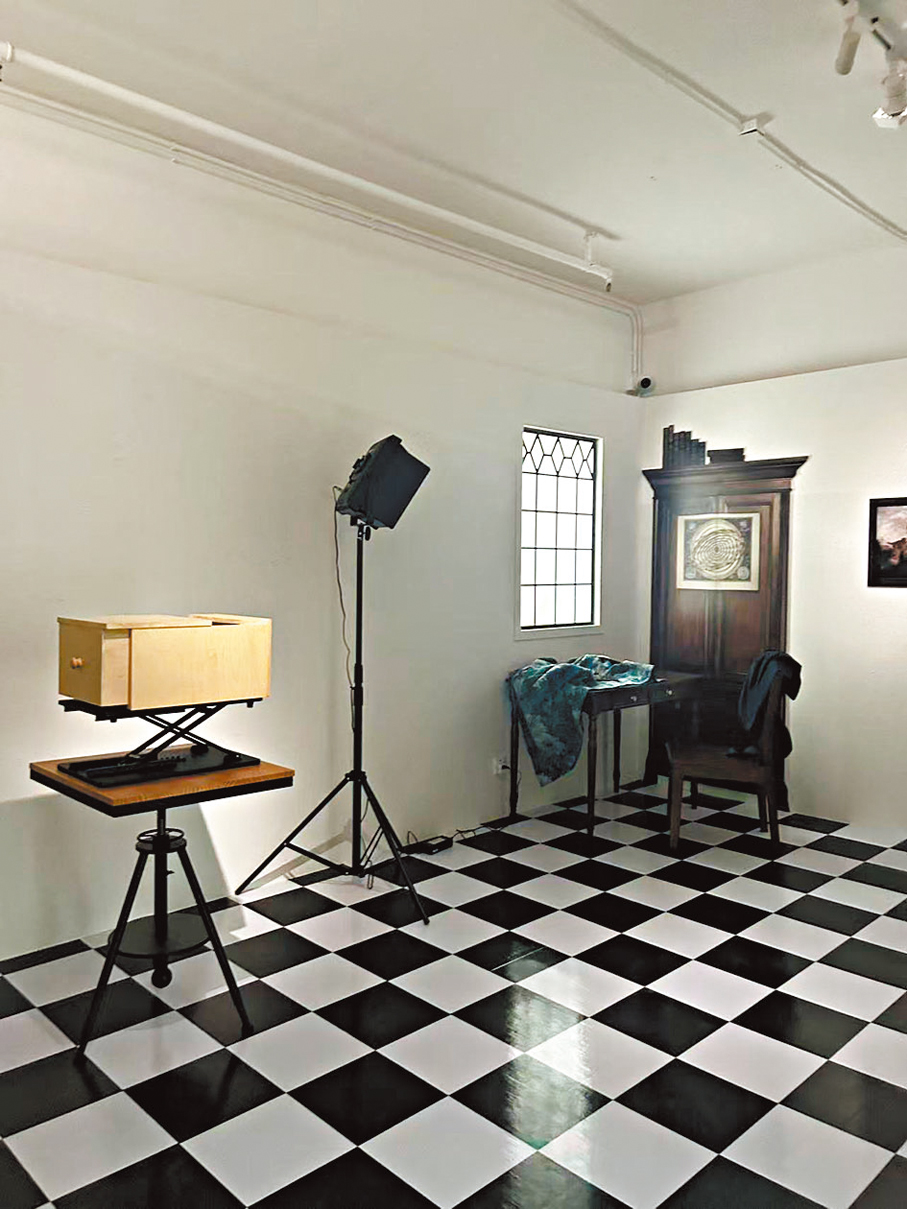 ●展覽重構了17世紀維梅爾利用小孔成像技術進行繪畫創作的場景。