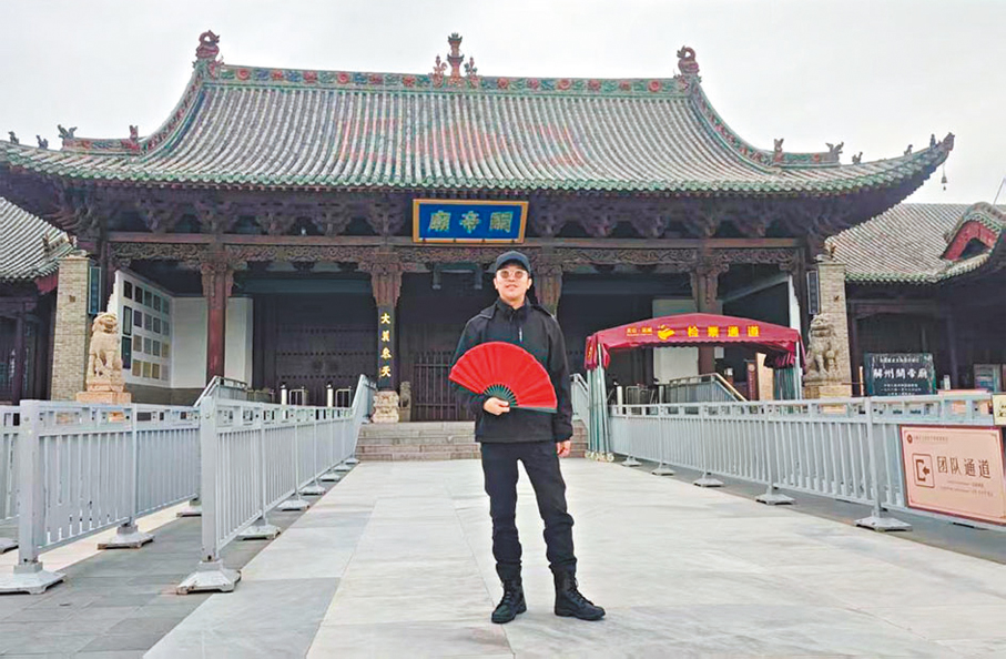 ●作者在關帝廟前。