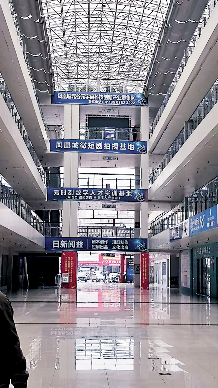 ●鄭州多家不景氣商場被改造成短劇基地。   香港文匯報記者劉蕊  攝