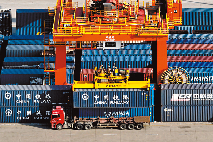 ●西安國際港站今年年內八次打破裝車紀錄，單日最高裝車達一千五百三十車。 香港文匯報陝西傳真