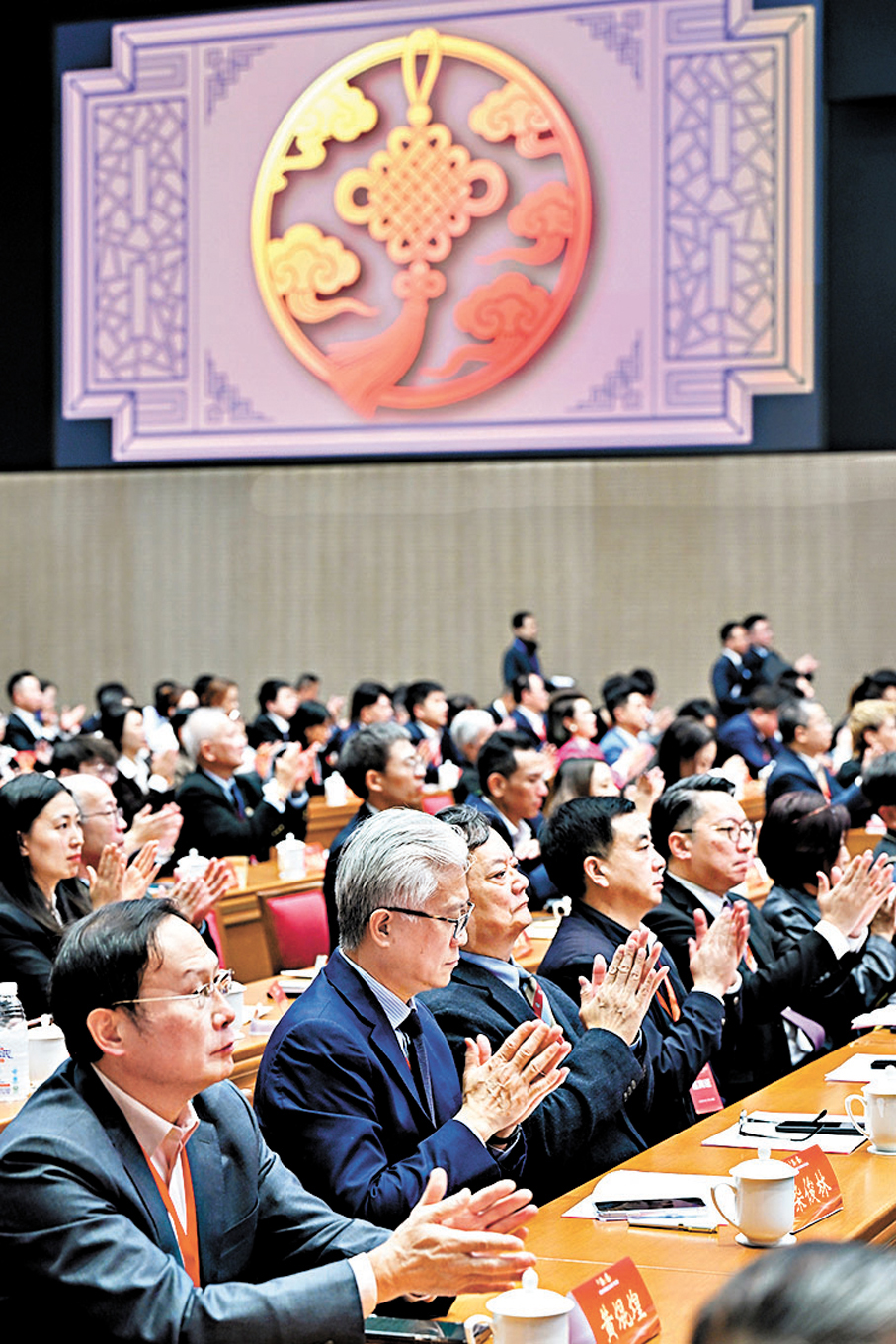 ●海峽兩岸有關方面、黨派團體負責人和代表，專家學者及台胞台青代表200餘人參加活動。 中新社