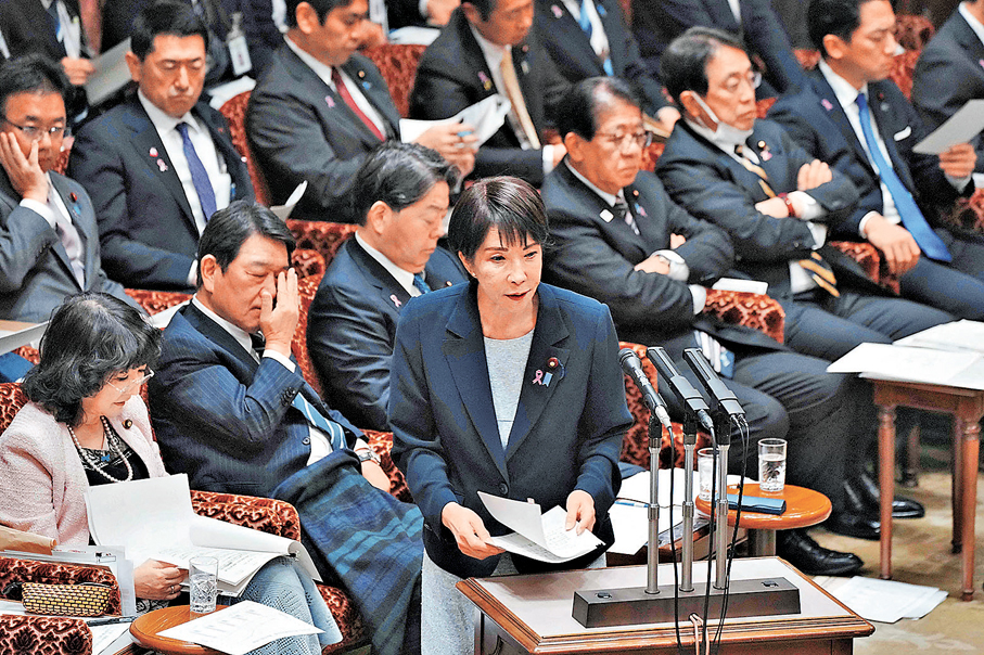 ●高市早苗（中）幾乎從未正式隸屬於任何派系，憑借人氣攀上黨魁之位，反映自民黨一盤散沙的現實。 法新社