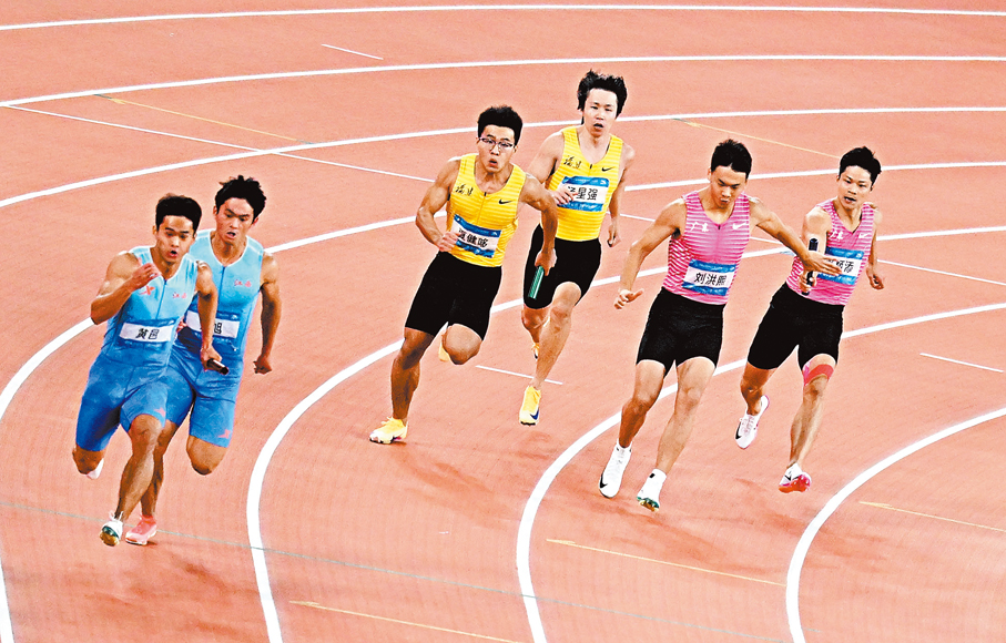 ●蘇炳添（右一）在最後一戰擔任第一棒。 新華社