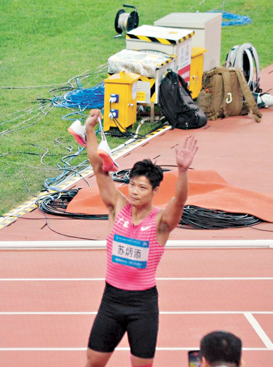 ●蘇炳添賽後向觀眾揮手道別。 香港文匯報記者敖敏輝  攝
