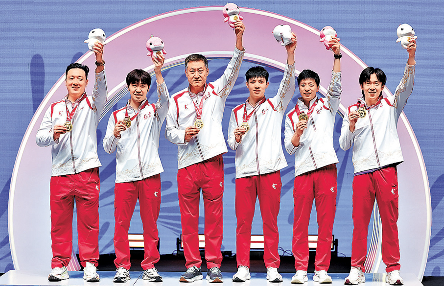 ●冠軍北京隊在頒獎儀式上向觀眾致意。  新華社