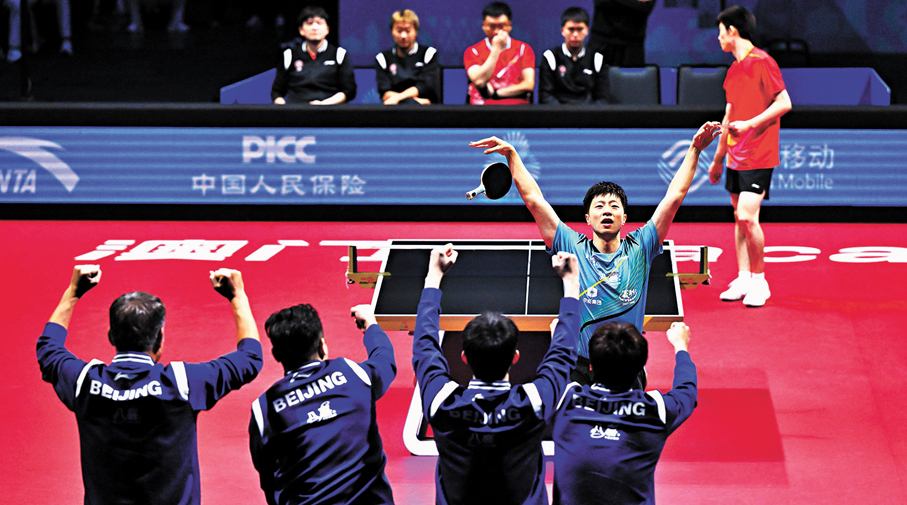 ●馬龍慶祝男單比賽獲勝。  新華社