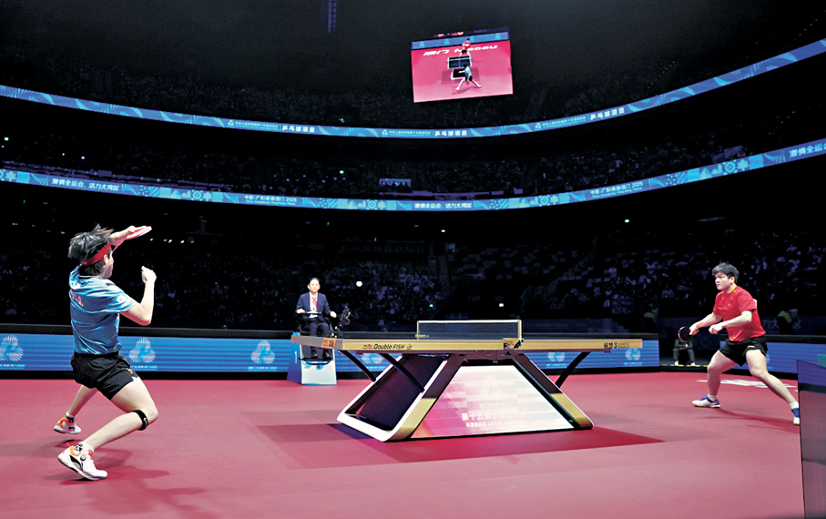 ●樊振東（右）戰勝王楚欽一度助上海隊扳平。 新華社