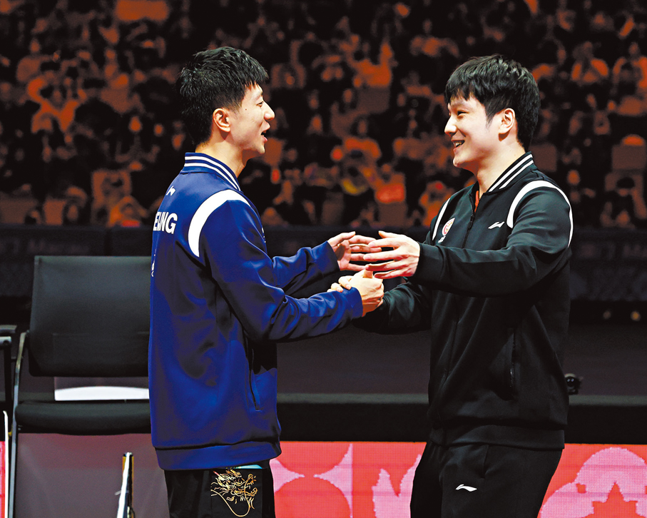 ●馬龍（左）和樊振東在賽後擁抱致意。  新華社