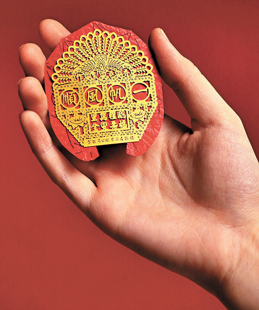 ●黃文翰設計的大紅花牌賀卡結合中國傳統紙工藝與本地文化元素。 受訪者供圖