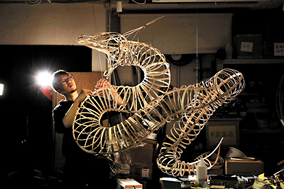 ●黃文翰在創作中探索紙與玻璃、金屬、木材等多種材料的結合。 受訪者供圖