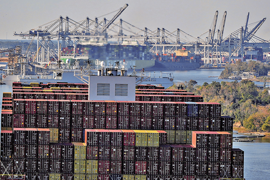 ●特朗普對徵收半導體關稅態度謹慎，避免與中國在貿易問題上衝突。圖為美國港口。 美聯社