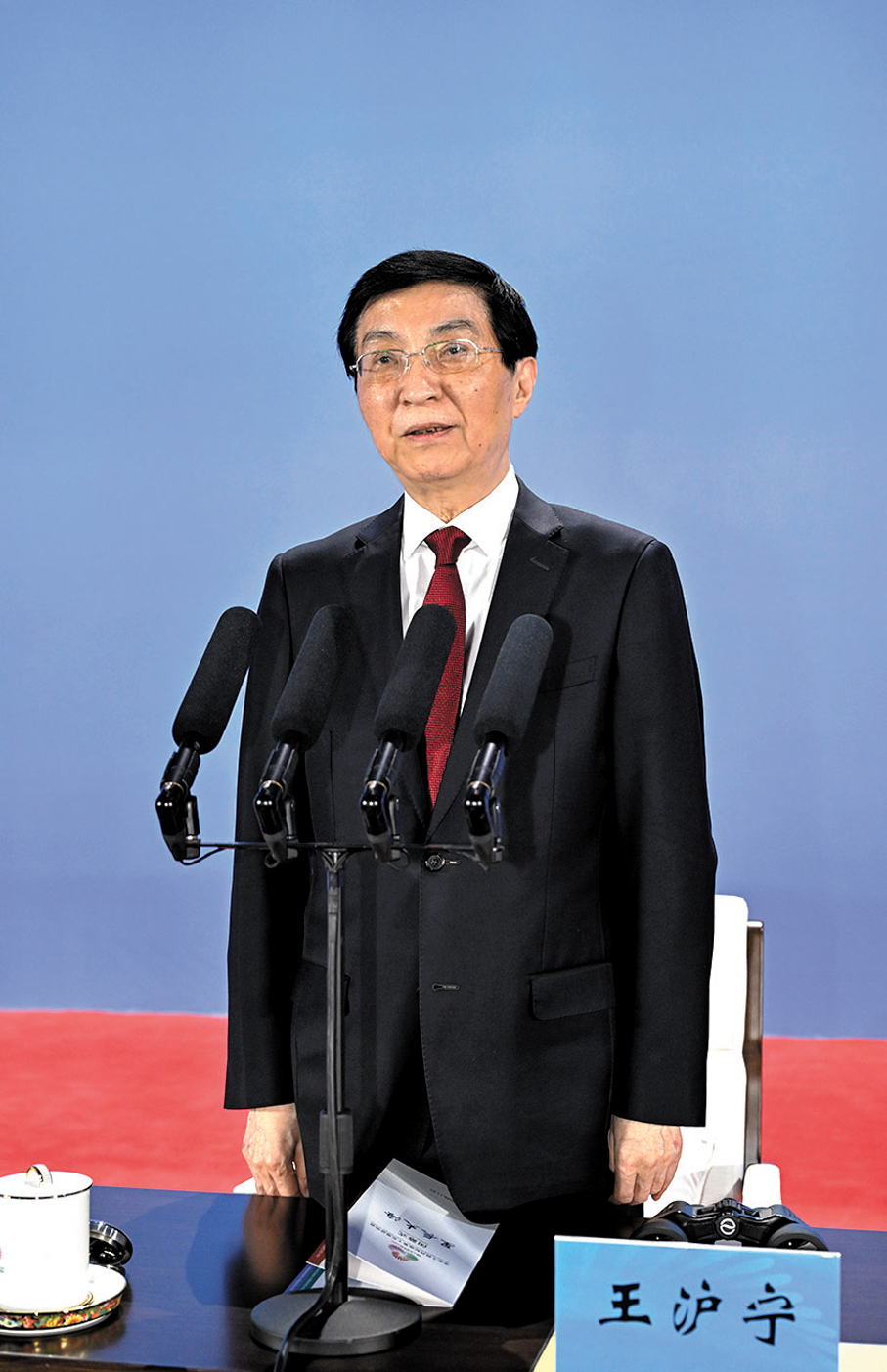 ●中共中央政治局常委、全國政協主席王滬寧21日出席閉幕式並宣布運動會閉幕。    新華社