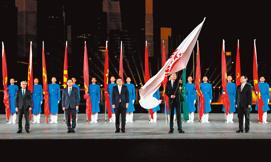 ●閉幕式上的中華人民共和國運動會會旗交接儀式。  新華社