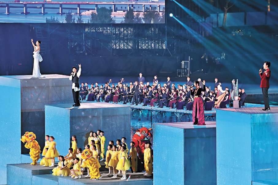 ●主題歌《歡迎常到灣區來》的歌詞中巧妙融入「一二三四」等意象。圖為閉幕式中主題歌的演唱現場。 中通社
