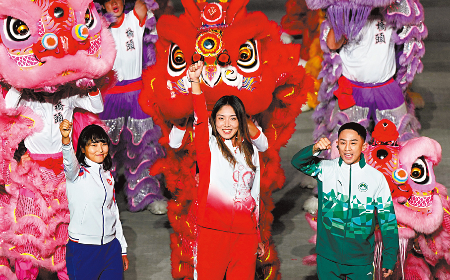 ●廣東隊運動員王欣瑜（前中）、香港隊運動員李思穎（前左）、澳門隊運動員郭建恆在閉幕式現場。    新華社