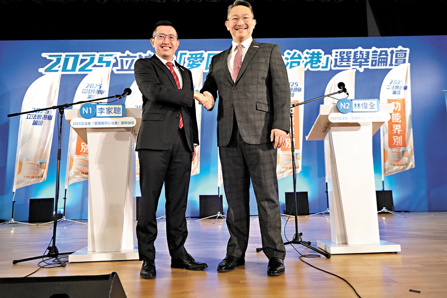 ●商界（第一）N1號候選人李家聰（左）和N2號候選人林偉全（右）展開君子之爭，互相握手。香港文匯報記者涂穴 攝