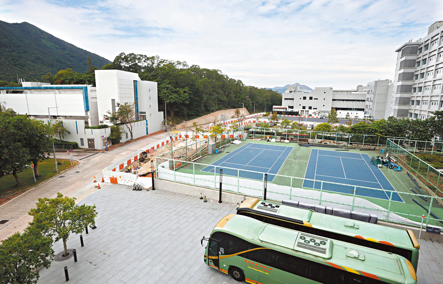 ●港科大醫學院初期的教研大樓選址將坐落於清水灣校園南門鄰近逸夫演藝中心區域，現址為網球場和停車場等。 香港文匯報記者郭木又  攝