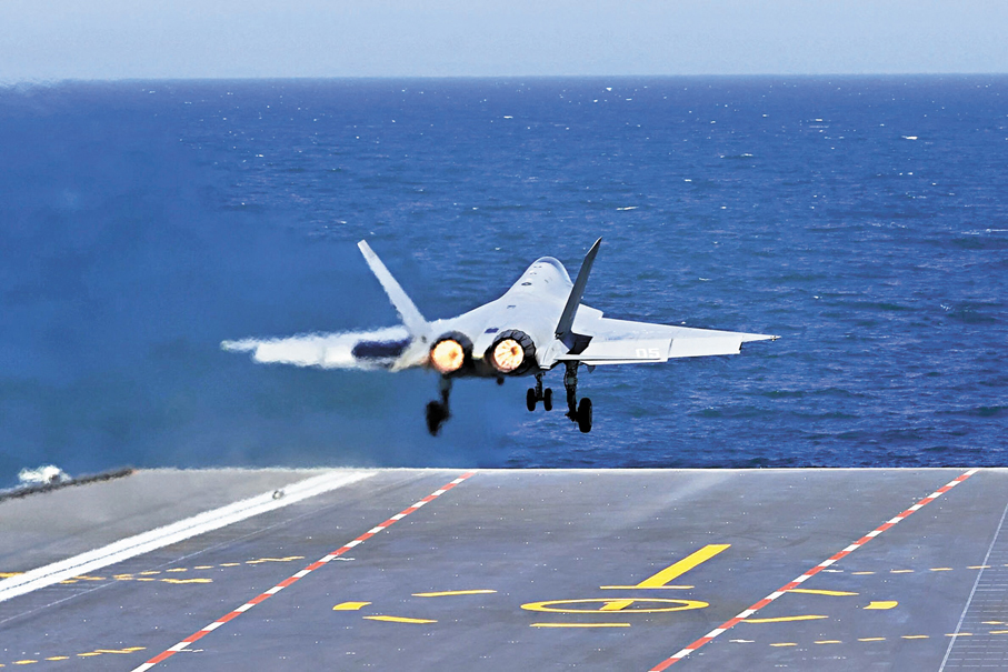 ●殲-35艦載戰鬥機在海軍福建艦電磁彈射起飛，這是戰機離艦瞬間。 資料圖片