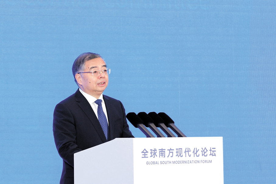 ●11月21日，全球南方現代化論壇在北京舉行。中共中央政治局委員、中宣部部長李書磊出席主論壇並致辭。 香港文匯報記者馬靜  攝