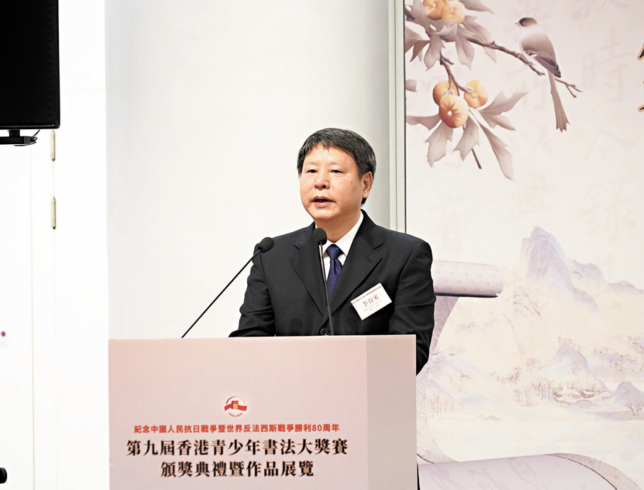 ●李有來讚揚學生作品優秀，展示香港書法藝術教育的最新成果。  香港文匯報記者曾興偉  攝