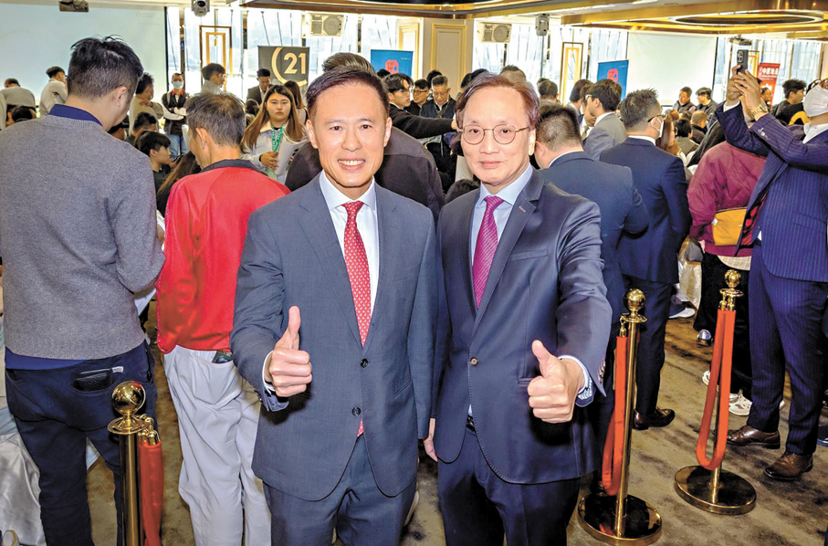 ●信置執行董事田兆源(左)表示，昨日有不少投資者購入單位打算作收租用途。