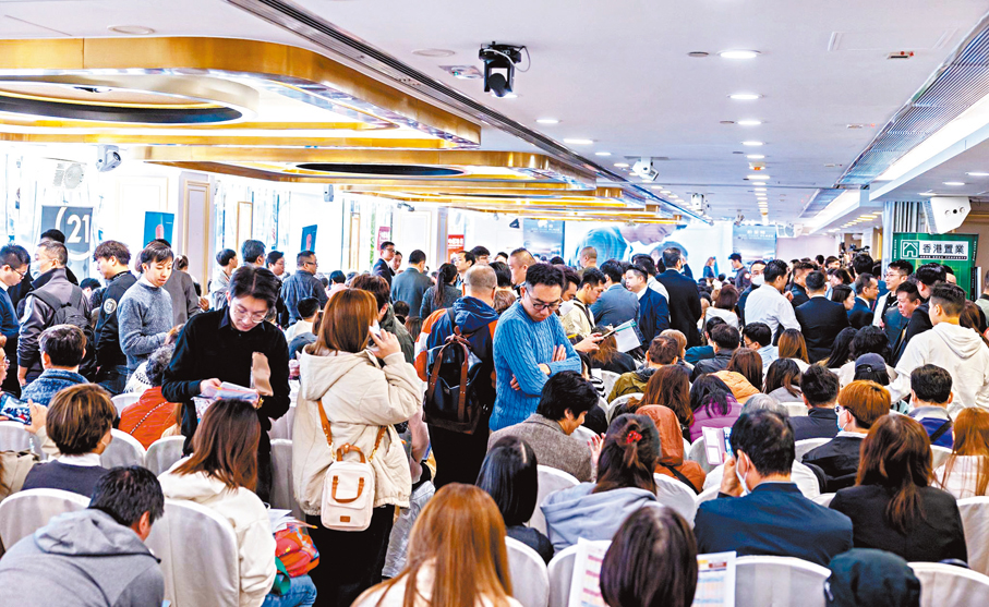 ●大批柏景峰準買家在售樓處等待購入單位。