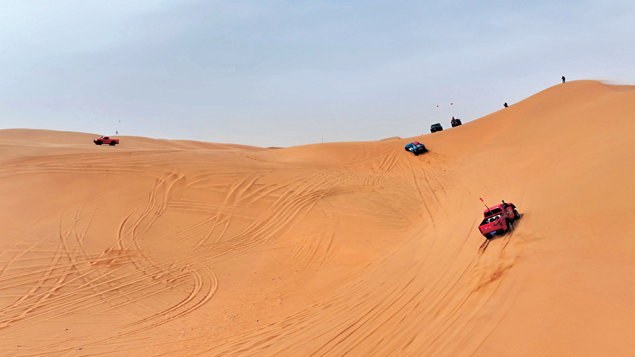 ●在巴丹吉林沙漠，越過一個沙丘還有一個沙丘。