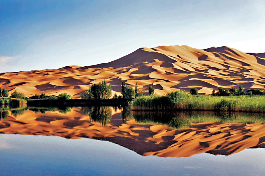 ●巴丹吉林沙漠湖泊。