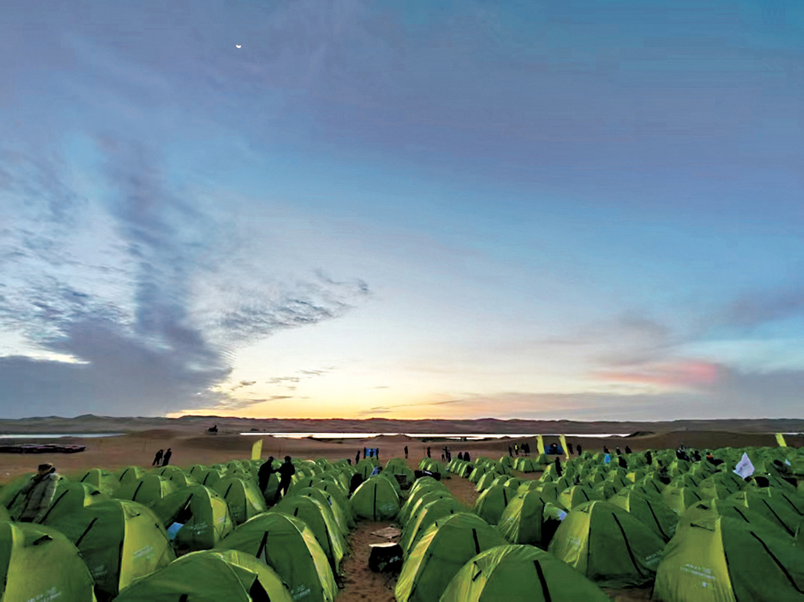 ●在沙漠中搭帳篷休息。