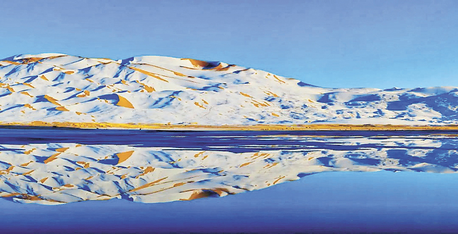 ●冬季的巴丹吉林沙漠雪景。