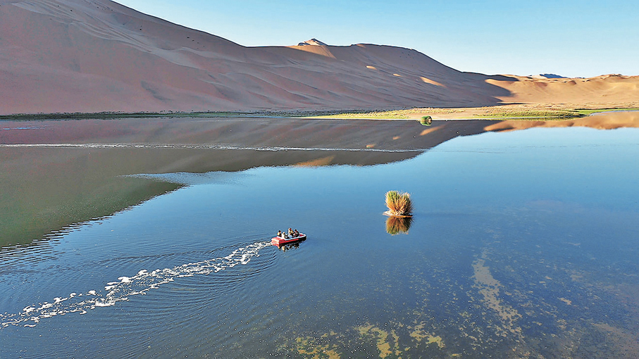 ●巴丹吉林沙漠「五絕」之神泉—音德日圖湖。