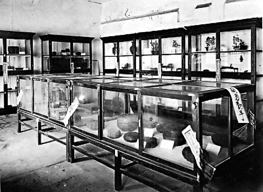 ●古物館第九陳列室，攝於1925年至1933年。圖中可見「清室善後委員會」字樣的封條，還有「請勿動手」的參觀提示。 作者供圖