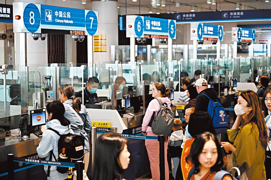 ●5月1日，遊客在天津國際郵輪母港排隊辦理入境手續。 資料圖片