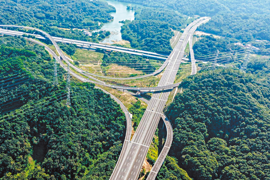 ●廣州白雲機場第二高速南接廣深高速，串聯起5條高快速路。香港文匯報廣州傳真