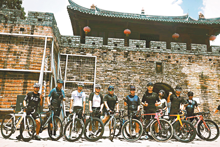 ●波記俱樂部組織深港騎友在大鵬騎行。圖為騎友在大鵬所城合影留念。受訪者供圖