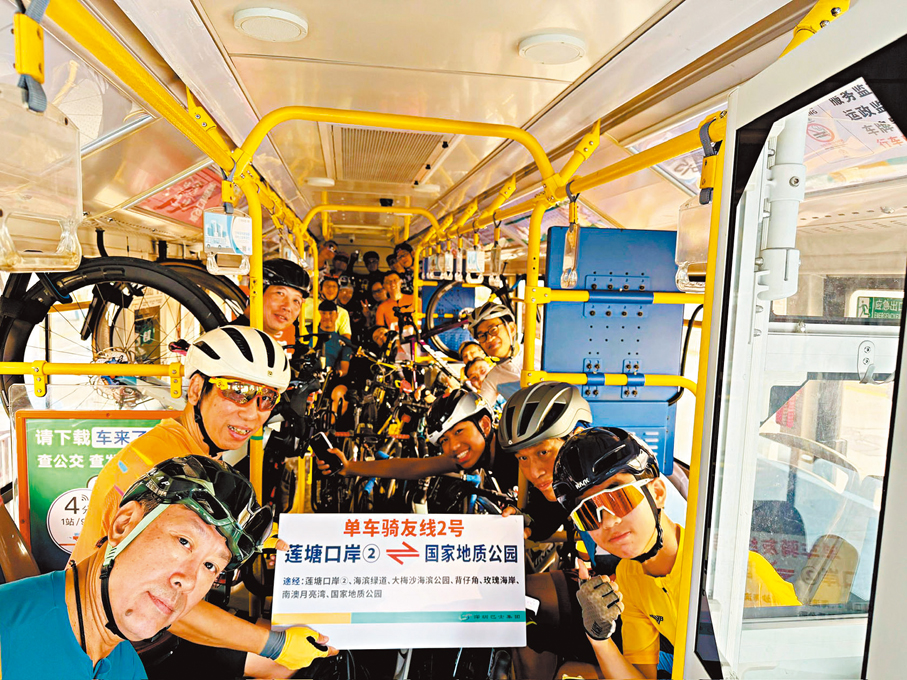 ●Ben哥（左下角）在深圳帶車坐公交。受訪者供圖