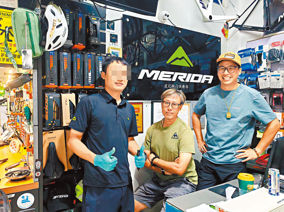 ●波記騎行俱樂部負責人波哥（左）、Ben哥（中）和蔡友翔在俱樂部合影。香港文匯報記者石華  攝