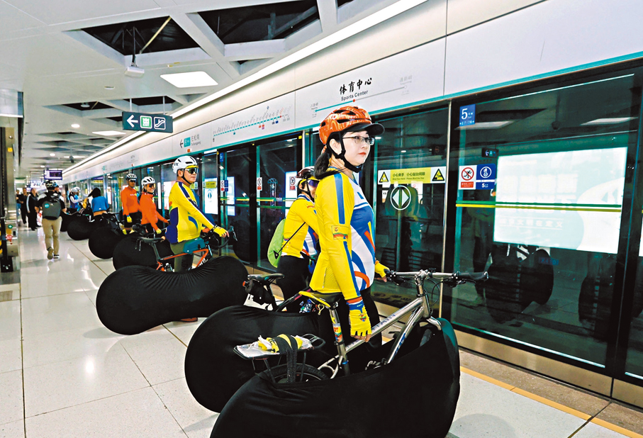 ●騎行愛好者登上首班騎行友好服務「專列」。香港文匯報深圳傳真