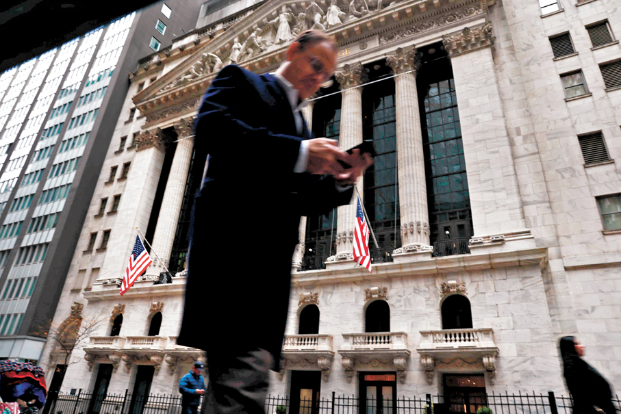 ●業界認為，美股目前面臨高估值與AI前景之間的矛盾，建議短期宜適度分散投資，為市場波動做好倉位管理。 美聯社