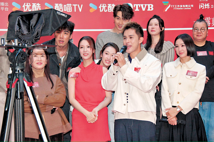 ●何廣沛即場示範看提詞機報新聞，表現得有板有眼。 香港文匯報記者達里  攝