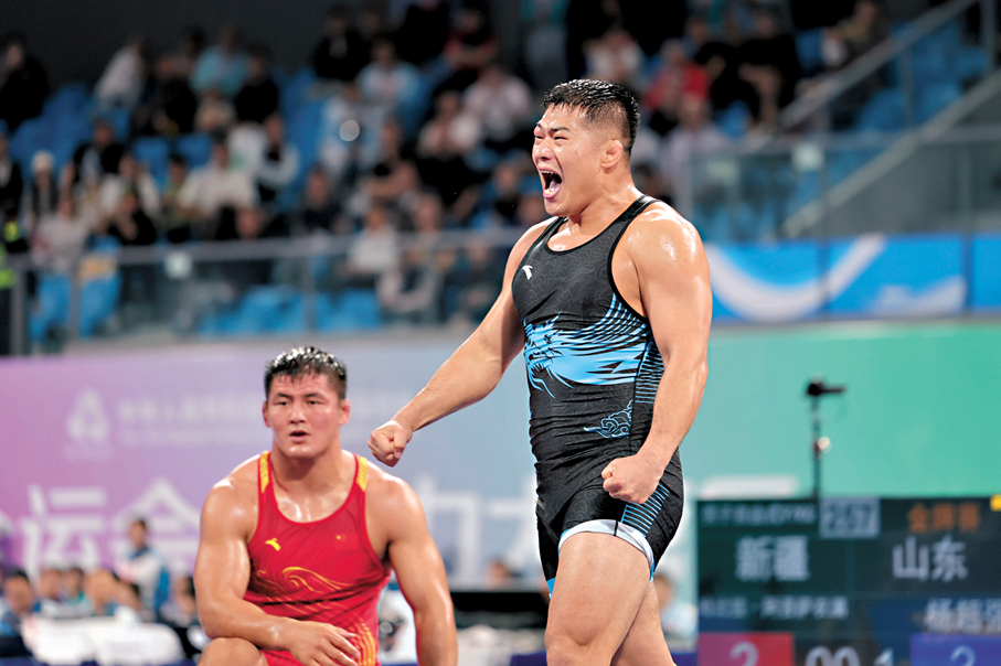 ●山東隊憑摔跤選手楊超強（右）取得金牌。 資料圖片