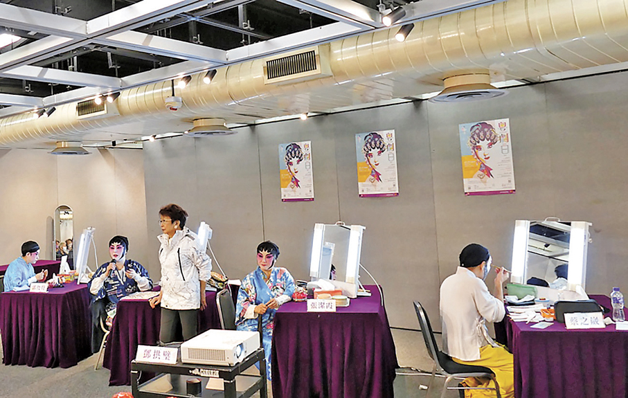 ●資深粵劇統籌鄧拱璧以粵語及英語介紹粵劇及戲服特色和化妝，是粵劇日的王牌項目。