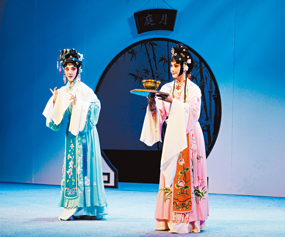 ●青年演員劉詩宇（右）在湘劇《拜月記·雙拜月》中飾演蔣瑞蓮一角。