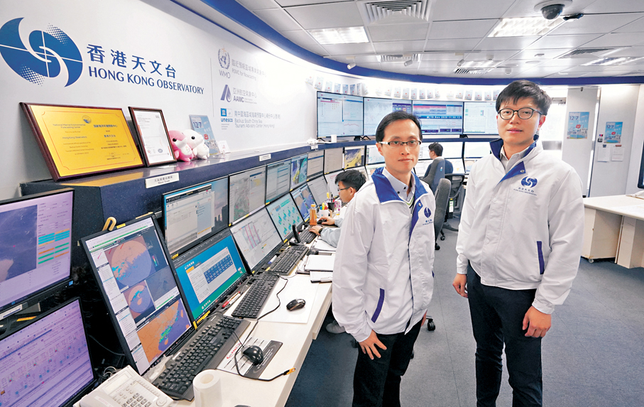 ●天文台實施特別值班安排，確保所有值班人員有充足時間前往投票。左起：陳永鏗、范文熙。 香港文匯報記者曾興偉  攝